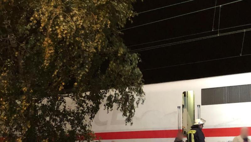 Rettungskräfte helfen Bahn-Passagieren bei ihrem Weg aus dem liegengebliebenen ICE 1272 zu einer Bushaltestelle. Rettungskräfte helfen Bahn-Passagieren bei ihrem Weg aus dem liegengebliebenen ICE 1272 zu einer Bushaltestelle.