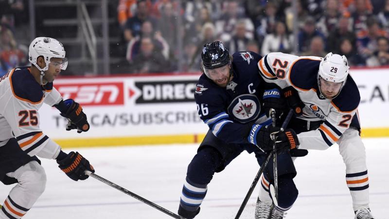 Blake Wheeler (M.) von den Winnipeg Jets im Zweikampf mit Leon Draisaitl (r). Blake Wheeler (M.) von den Winnipeg Jets im Zweikampf mit Leon Draisaitl (r).