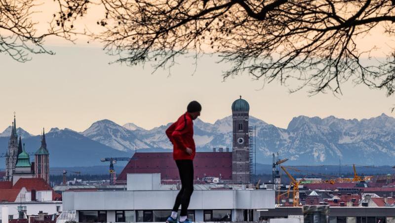 Der Winter zieht sich in die Berge zurück: Hinter der Skyline von München ist das leicht verschneite Alpenpanorama zu erkennen. Der Winter zieht sich in die Berge zurück: Hinter der Skyline von München ist das leicht verschneite Alpenpanorama zu erkennen.