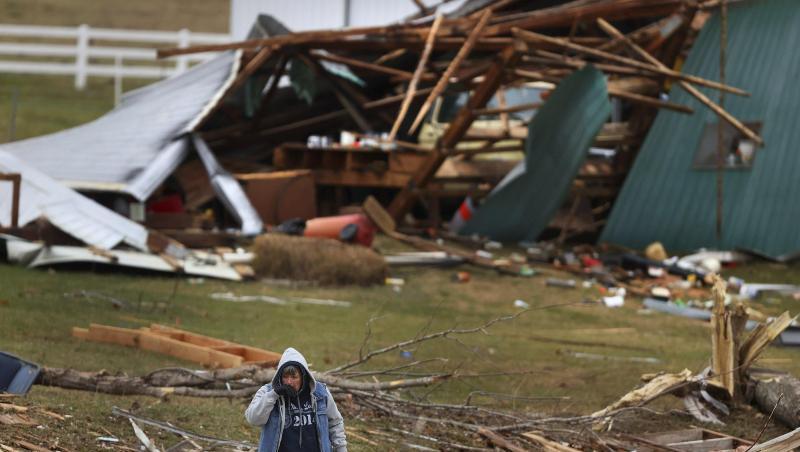 Eine Frau sucht in Defiance im US-Bundesstaat Missouri in den Trümmern eines Hauses nach Wertsachen.