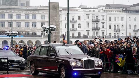 Die Limousine von König Charles III. fährt am Hamburger Rathaus vor.