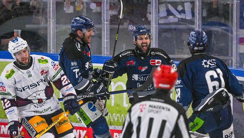 Die Straubing Tigers (blaue Trikots) holten in der Serie gegen die Eisbären den ersten Sieg.
