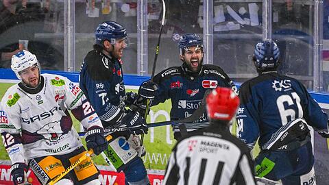 Die Straubing Tigers (blaue Trikots) holten in der Serie gegen die Eisbären den ersten Sieg.