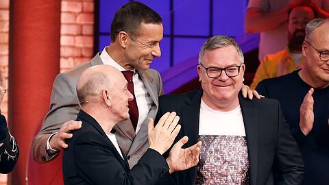 "Wer weiß denn sowas XXL": Moderator Kai Pflaume und Teamkapitän Bernhard Hoëcker (l.) verabschieden sich vom weinenden Elton.