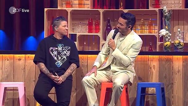 Nach ihrer Performance wurde Kerstin Ott (li.) von Giovanni Zarrella auf ihre Beziehung angesprochen. Nach ihrer Performance wurde Kerstin Ott (li.) von Giovanni Zarrella auf ihre Beziehung angesprochen.