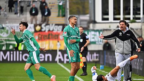 Regelkonform war Younes Ebnoutalib (am Boden) von den Fürthern kam zu stoppen.