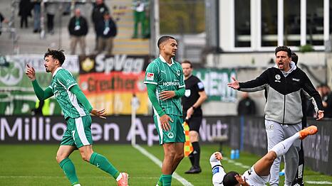 Regelkonform war Younes Ebnoutalib (am Boden) von den Fürthern kam zu stoppen.