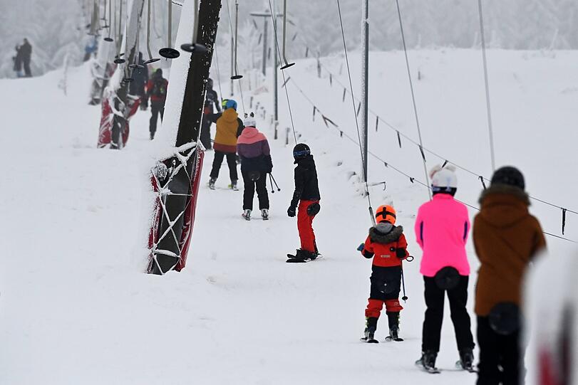 Skitouristen im tschechischen Urlaubsort Boží Dar im Erzgebirge. Skitouristen im tschechischen Urlaubsort Boží Dar im Erzgebirge.