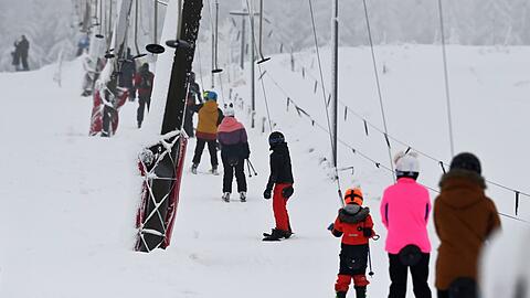 Skitouristen im tschechischen Urlaubsort Boží Dar im Erzgebirge.
