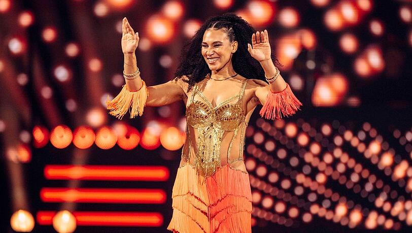 Marie Mouroum tanzte die "Let's Dance"-Tour, hier Ende November in Erfurt, mit Baby im Bauch. Marie Mouroum tanzte die "Let's Dance"-Tour, hier Ende November in Erfurt, mit Baby im Bauch.