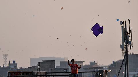 Auch f&uuml;r viele Kinder ist Drachensteigen in Pakistan ein beliebtes Hobby. (Archivbild)