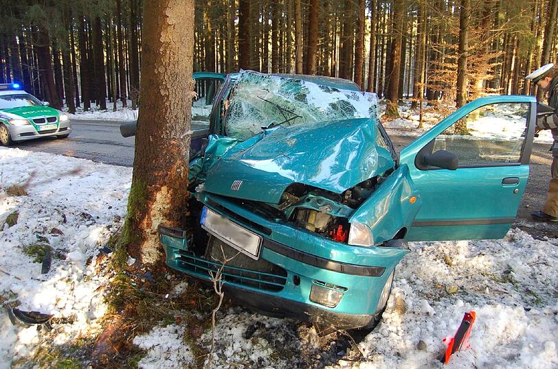 Die negativen Seiten des Wintereinbruchs: auf den Straßen kommt es durch Glatteis häufig zu schlimmen Unfällen.