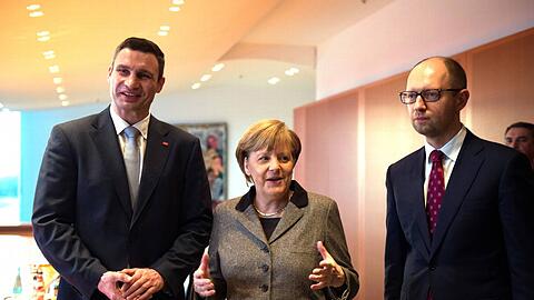 Haben sich in der Opposition verbündet: Vitali Klitschko (li.) und Arsenij Jazenjuk (re.), hier bei Kanzlerin Angela Merkel.