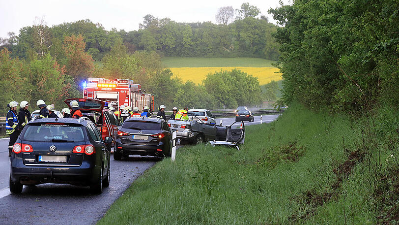 Nach Überschlag des Fahrzeugs ließ ein Unfallfahrer seine schwerverletzte Ehefrau im Wrack zurück. Die Bilder.