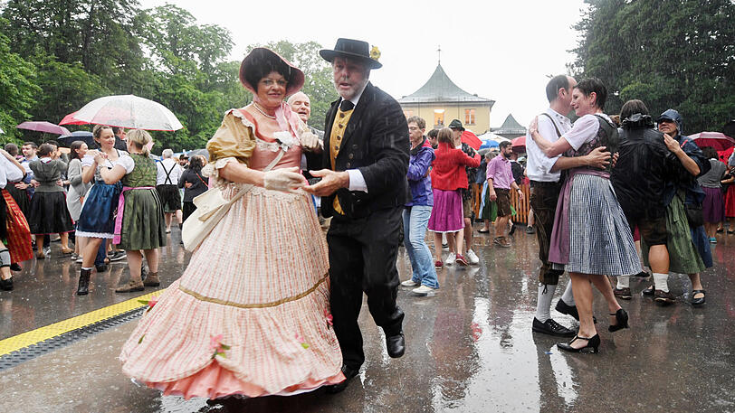 Tausende trotzten am Sonntag dem Regen und kamen zum Kocherlball.