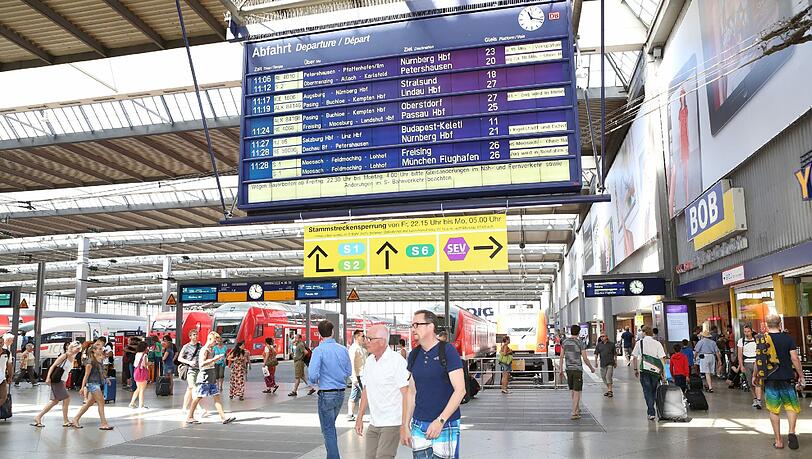 In Folge eines handfesten Streits am Haupteingang des Münchner Hauptbahnhofes hat ein 31-Jähriger am Mittwochmittag nach einem Sturz drei Zähne verloren. In Folge eines handfesten Streits am Haupteingang des Münchner Hauptbahnhofes hat ein 31-Jähriger am Mittwochmittag nach einem Sturz drei Zähne verloren.