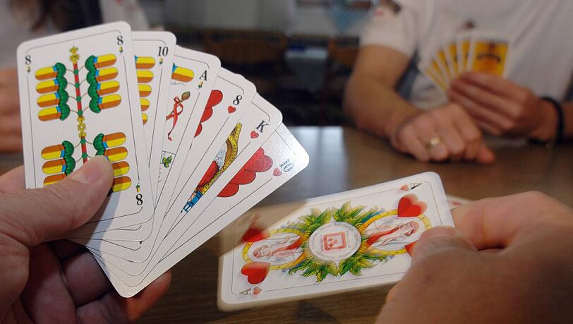 Beim Turnier werden zwei mal zwanzig Runden gespielt. Beim Turnier werden zwei mal zwanzig Runden gespielt.