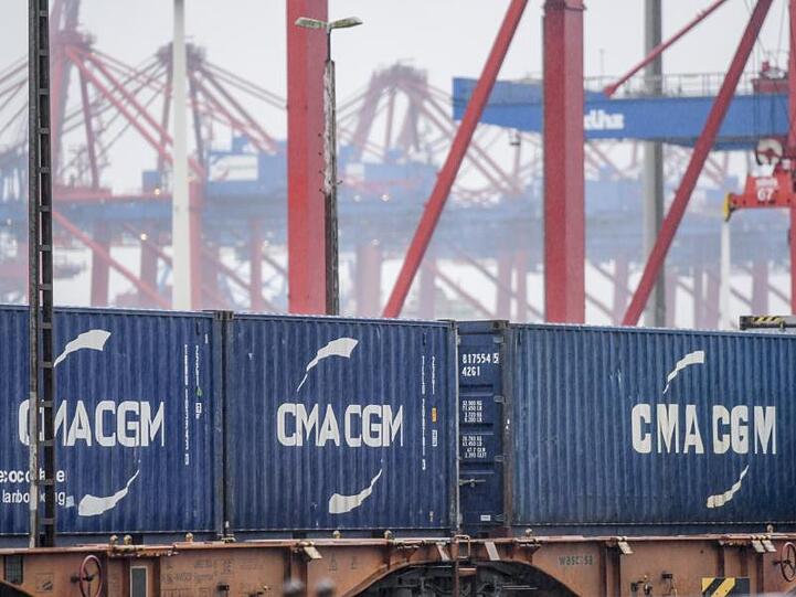 Container im Hamburger Hafen. Das neuartige Coronavirus trifft die Wirtschaft erheblich.