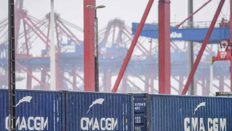 Container im Hamburger Hafen. Das neuartige Coronavirus trifft die Wirtschaft erheblich. Container im Hamburger Hafen. Das neuartige Coronavirus trifft die Wirtschaft erheblich.