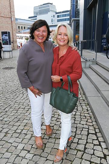Vera Int-Veen (l.) mit Frau Christiane Obi Int-Veen.