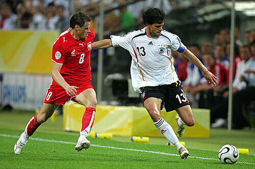 So war's bei der WM 2006: Ballack im Zweikampf mit dem Polen mit  Jacek Krzynowek
