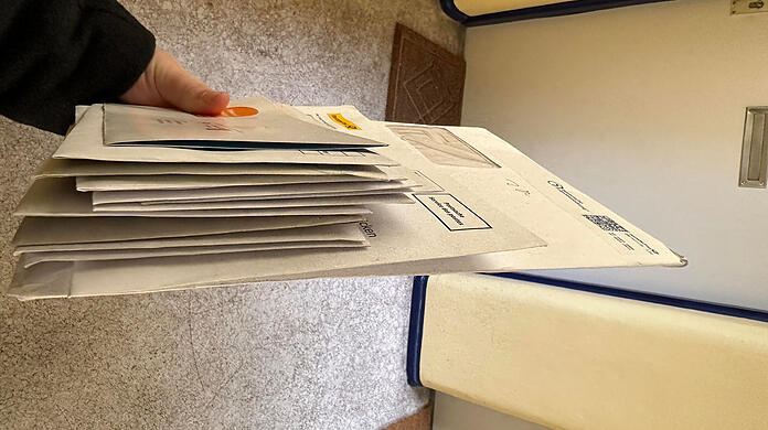 Reichlich Post im Briefkasten: Doch etliche Briefe hätten dort eigentlich schon vor rund einem Monat sein sollen.