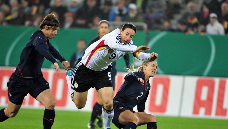 Birgit Prinz in der Zange von Amy LePeilbet (l.) und Heather Mitts. Birgit Prinz in der Zange von Amy LePeilbet (l.) und Heather Mitts.
