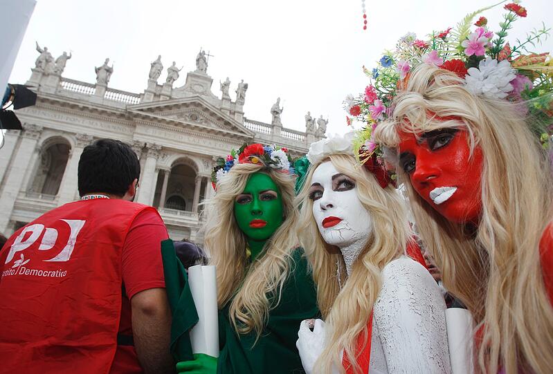 Wilder Protest in Rom: Die Aktionsgruppe Femen ist wieder mal angerückt, und kämpft für mehr Frauenrechte. Wieder halbnackt.