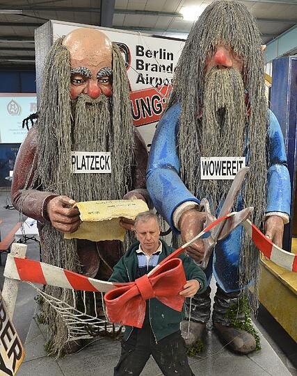 Hier der Motivwagen mit dem Titel "Sankt Nimmerleinstag": Brandenburgs Ministerpräsident Matthias Platzeck (l.) und Berlins Regierenden Bürgermeister Klaus Wowereit bei der Einweihung des Flughafens in Berlin.
