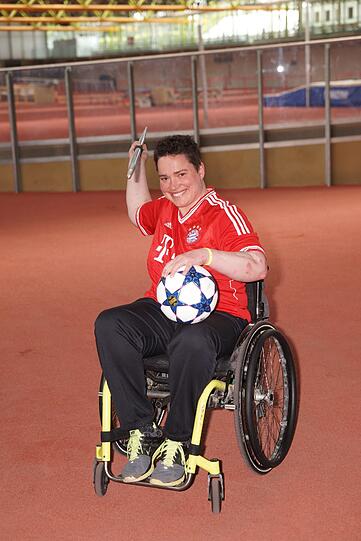 BIRGIT KOBER, Paralympics-Siegerin: "Ich muss ja ganz ehrlich sagen: Eigentlich bin ich Löwen-Fan. Aber vor allem bin ich Münchnerin, ich lebe schließlich schon einige Zeit hier. Und da ist es für mich ganz klar, dass ich im Finale gegen Dortmund den Bayern die Daumen drücke. Mit Arjen Robben und Franck Ribéry auf den Flügeln werden sie das packen. Holt den Henkelpott nach München!"