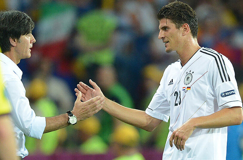 Das war bei der EM 2012 im Gruppenspiel gegen die Niederlande: Bundestrainer Jochim Löw (links) wechselt Angreifer Mario Gomez aus.