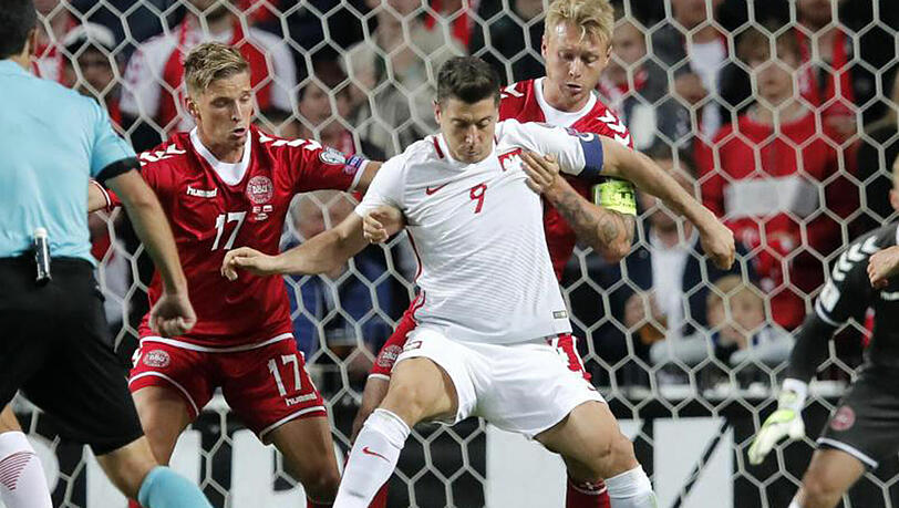 Den Dänen gelingt es gut den torgefährlichen Polen Robert Lewandowski (M) zu neutralisieren. Den Dänen gelingt es gut den torgefährlichen Polen Robert Lewandowski (M) zu neutralisieren.
