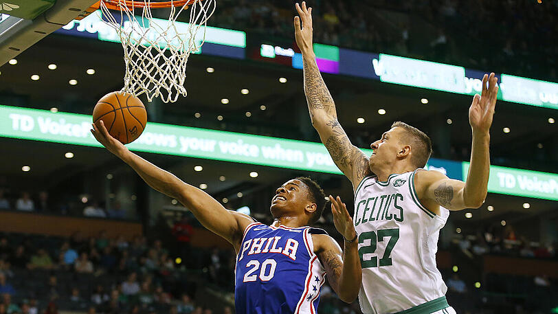 NBA-Rookie Daniel Theis (rechts) im Vorbereitungsspiel der Boston Celtics gegen die Philadelphia 76ers.