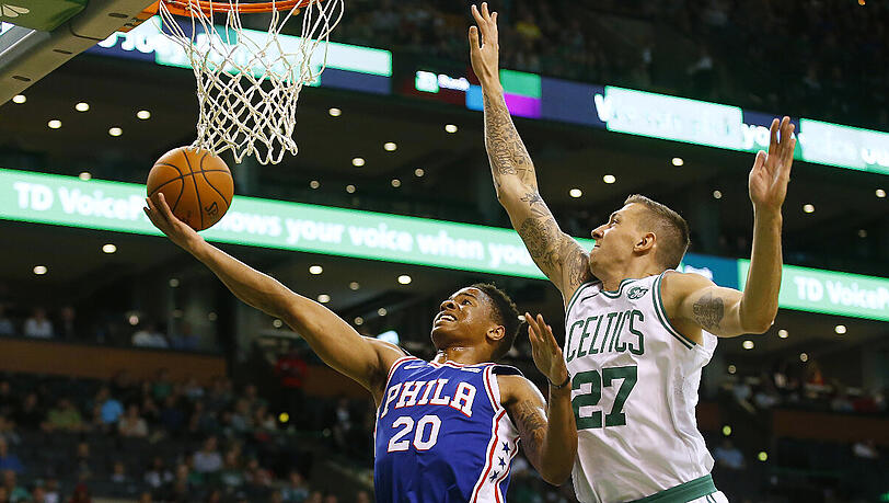 NBA-Rookie Daniel Theis (rechts) im Vorbereitungsspiel der Boston Celtics gegen die Philadelphia 76ers.