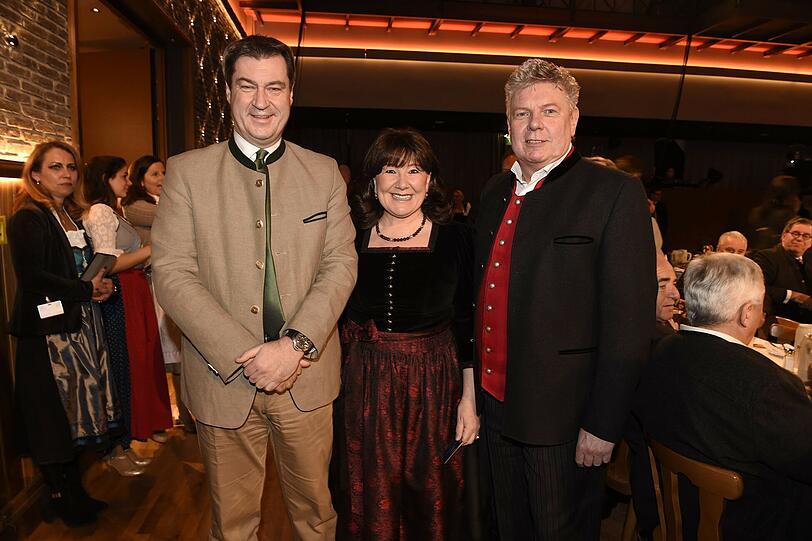 Markus Söder und Dieter Reiter mit Ehefrau Petra