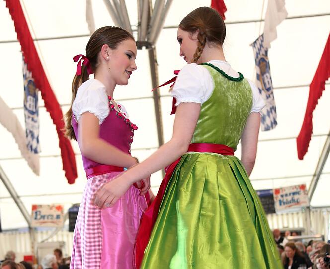 Trachtenmodenschau auf dem 27. Haderner Dorffest. Die Bilder.