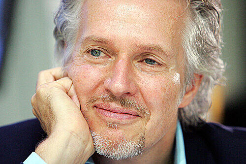 Frank Schätzing  Frank Schätzing zählt zu den bekanntesten und erfolgreichsten deutschen Schriftstellern. Frank Scätzings 2004 erschienener Welterfolg &bdquo;Der Schwarm&ldquo; wurde in 27 Sprachen übersetzt und knapp 4,5 Millionen Mal verkauft.
