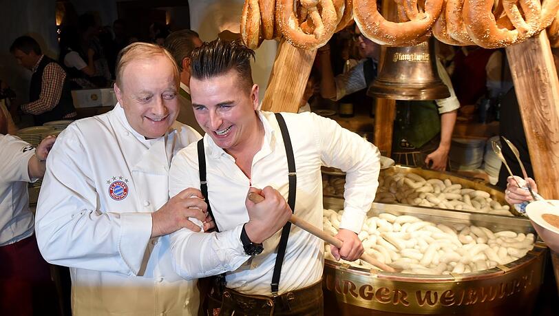 Für ihn geht's um die Wurst – aber nicht um die Weißwurst: Alfons Schuhbeck (l., hier mit Sänger Andreas Gabalier auf einer früheren Weißwurstparty) fehlt heuer bei der legendären Veranstaltung im Stanglwirt in Going bei Kitzbühel. Für ihn geht's um die Wurst – aber nicht um die Weißwurst: Alfons Schuhbeck (l., hier mit Sänger Andreas Gabalier auf einer früheren Weißwurstparty) fehlt heuer bei der legendären Veranstaltung im Stanglwirt in Going bei Kitzbühel.
