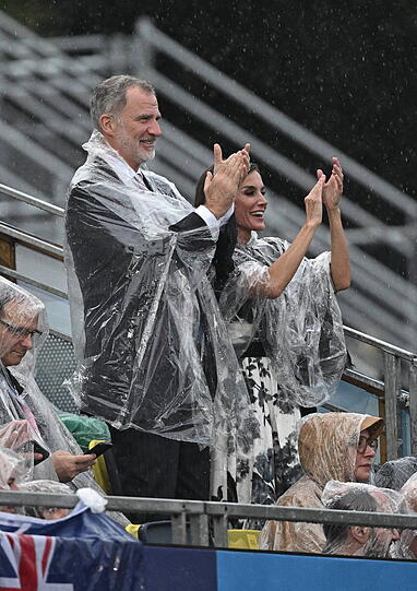 Royals im Regenponcho: Trotz des starken Regens bei der Eröffnungszeremonie der Olympischen Spiele in Paris ließen es sich König Felipe und Königin Letizia nicht nehmen, dabei zu sein.