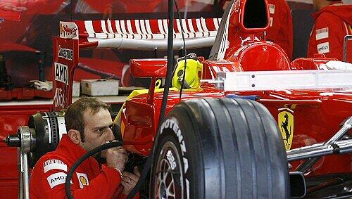 Viel Arbeit auch bei Ferrari: Durch die neuen Regeln könnte die Vormachtstellung der Top-Teams zumindest kurzfristig ins Wanken geraten. Viel Arbeit auch bei Ferrari: Durch die neuen Regeln könnte die Vormachtstellung der Top-Teams zumindest kurzfristig ins Wanken geraten.