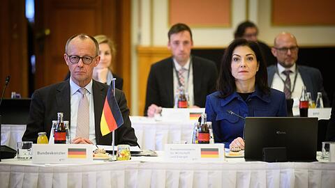 Kanzler Merz mahnt seine Wirtschaftsministerin zur Zur&uuml;ckhaltung in der Spritpreis-Debatte. (Archivbild)