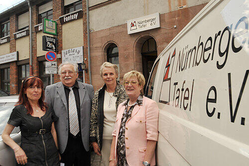 Der Vorstand der Tafel vor der neuen Station (v. l.): Ursula Lenk, Albert Ziegler, Christa Blumentritt und Inge Kaluza.
