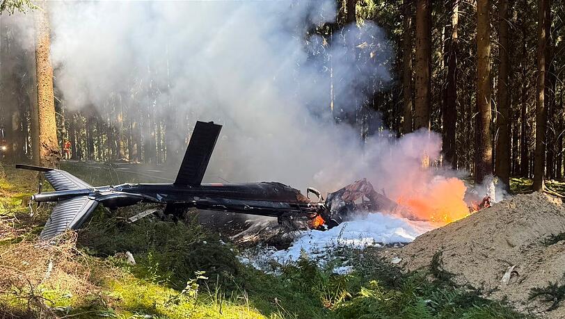 Bei dem Hubschrauberabsturz in einem Wald bei Sehmatal ist der Pilot ums Leben gekommen. Bei dem Hubschrauberabsturz in einem Wald bei Sehmatal ist der Pilot ums Leben gekommen.