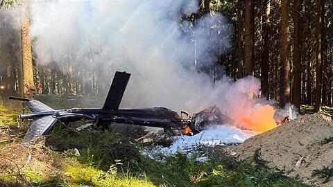 Bei dem Hubschrauberabsturz in einem Wald bei Sehmatal ist der Pilot ums Leben gekommen.