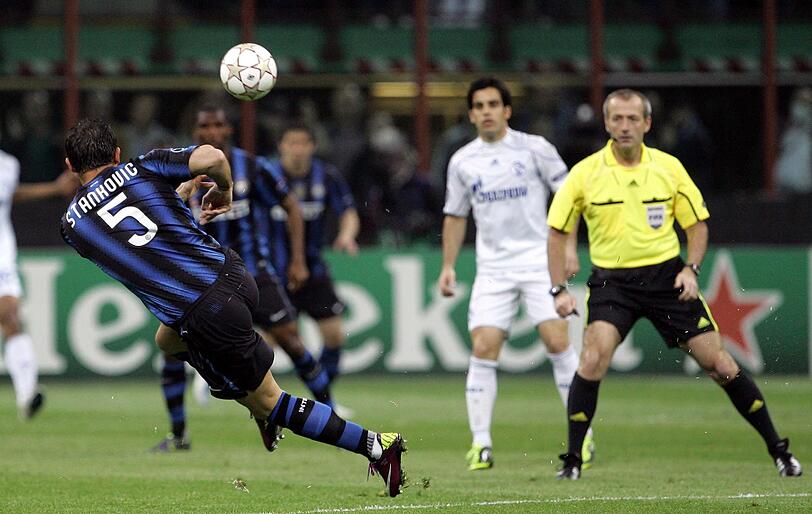 Platz 8 für Dejan Stankovic. Am 5. April 2011 trifft er nach 25,54 Sekunden für Inter Mailand gegen Schalke 04. Es war nicht nur eines der schnellsten, sondern auch eines der schönsten Tore in der Geschichte der Königsklasse. Nütze aber alles nichts, Schalke fertigte Mailand mit 5:2 ab.
