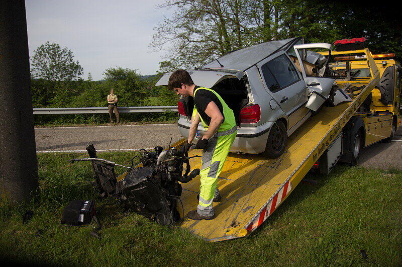 Schwer vorstellbar, dass der Fahrer dieses Wagens nahezu unverletzt blieb. Die Bilder vom Unfallort.