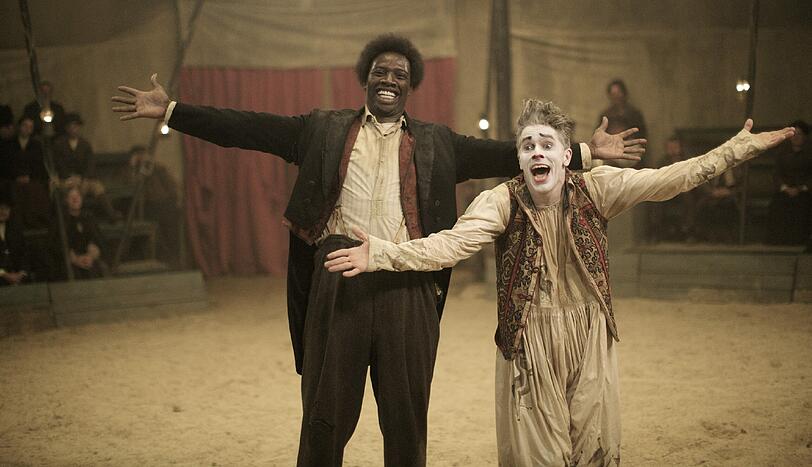 Die Clowns Padilla (Omar Sy, links) und Georges Foottit (James Thiérrée) lassen den schäbigen Provinzzirkus bald hinter sich und werden im Paris des späten 19. Jahrhunderts zu Stars in der Manege.