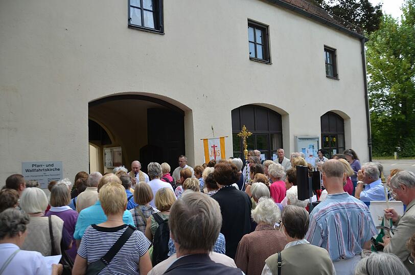 Ankunft und Begrüdung der Wallfahrer beim Torbogenhaus von Maria Ramersdorf.