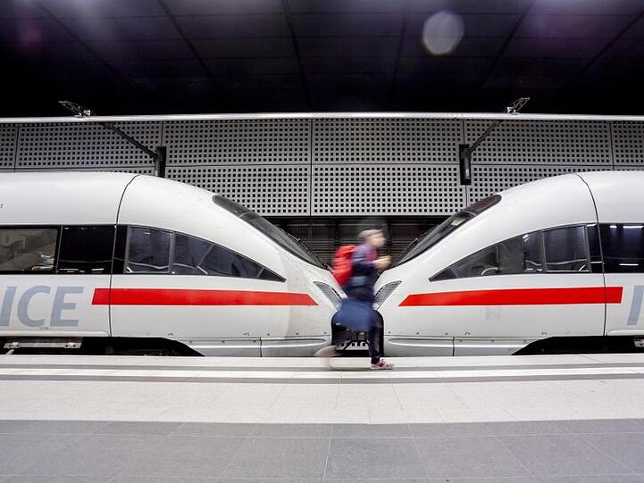 Die im Schnitt kaum gestiegenen Preise für Ferntickets der Bahn sollen ab Januar billiger werden.