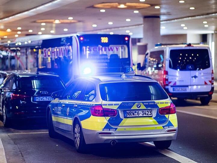 Polizisten am Tatort am Düsseldorfer Flughafen. Foto. Marcel Kusch